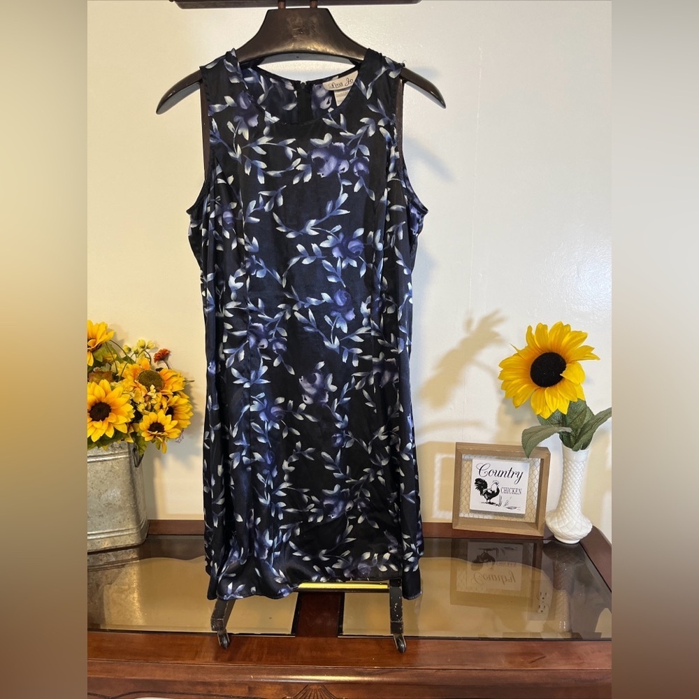 🌸 Lisa Jo Sleeveless Floral Midi Dress – Black & Blue – Size M 🌸 - Picture 2 of 6